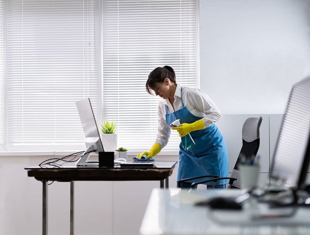 Professionele schoonmaak van winkels en kantoren door Premium Cleaning Service.