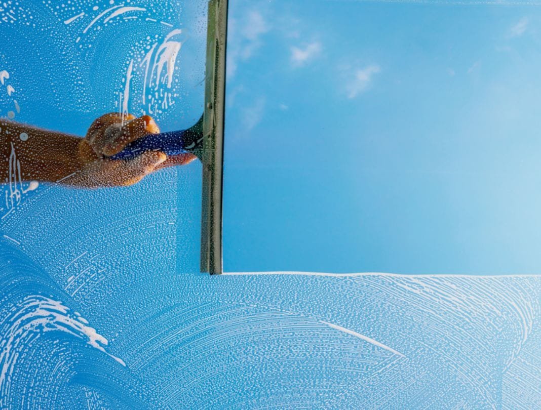 Ramen wassen met streeploos resultaat door een professional van Premium Cleaning Service.